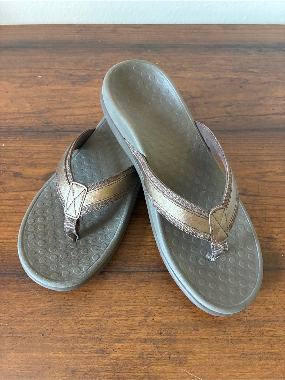 VIONIC Size 6 Bronze Leather Tide Thong Toe Post Sandals Orthaheel Technology